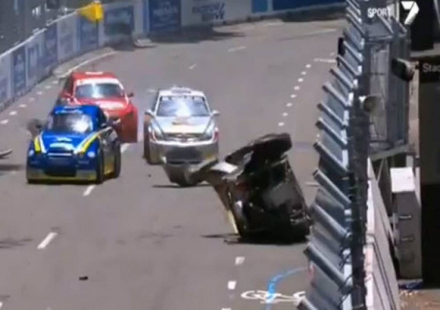 Απίστευτο ατύχημα σε αγώνα ταχύτητας στην Αυστραλία (βίντεο)