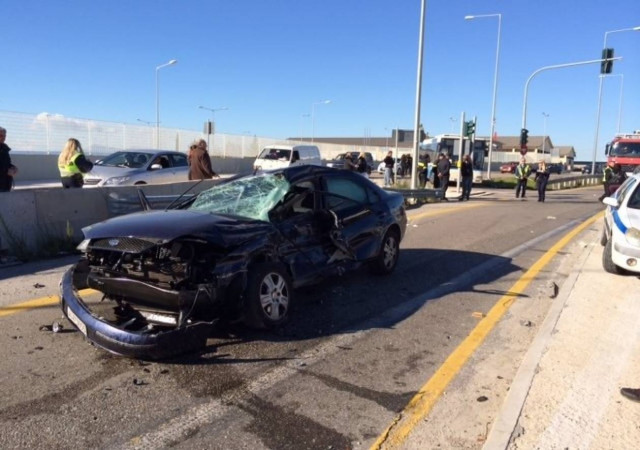Σφοδρή σύγκρουση λεωφορείου ΚΤΕΛ με ΙΧ στο Αγρίνιο (pics+video)