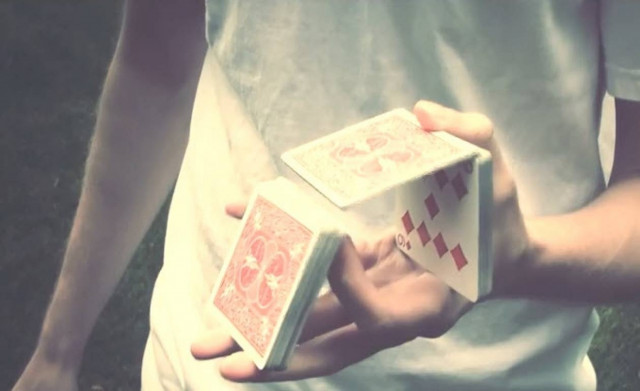 Δείτε απίθανα και εντυπωσιακά κόλπα με τράπουλα! (βίντεο)