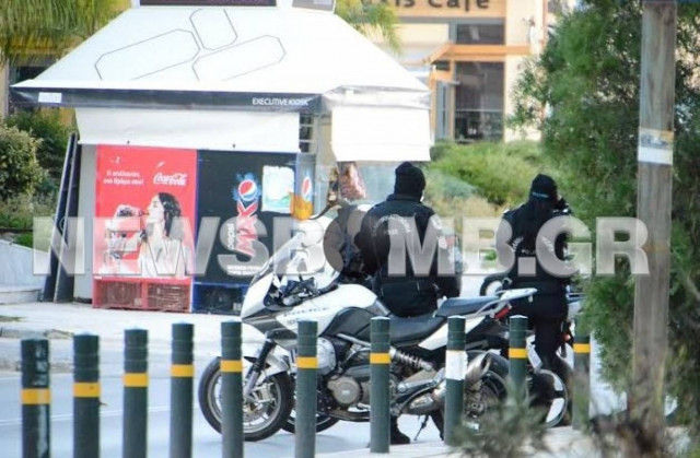 Απασφαλισμένη η χειροβομβίδα στη ΔΟΥ Γλυφάδας (pics+vid)