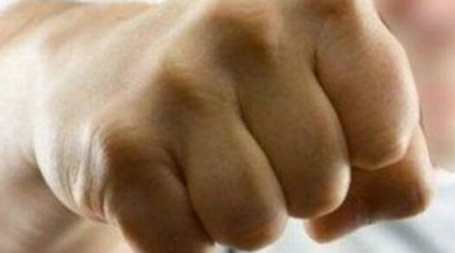 Έδειρε υπάλληλο της ΔΕΗ γιατί του έκοψαν το ρεύμα