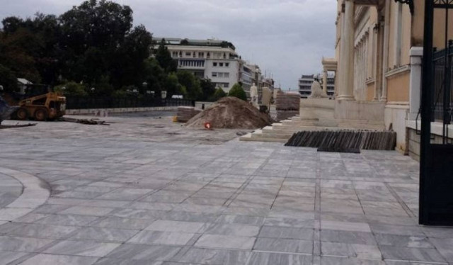 Μαντέψτε τι βρέθηκε στο προαύλιο της Βουλής