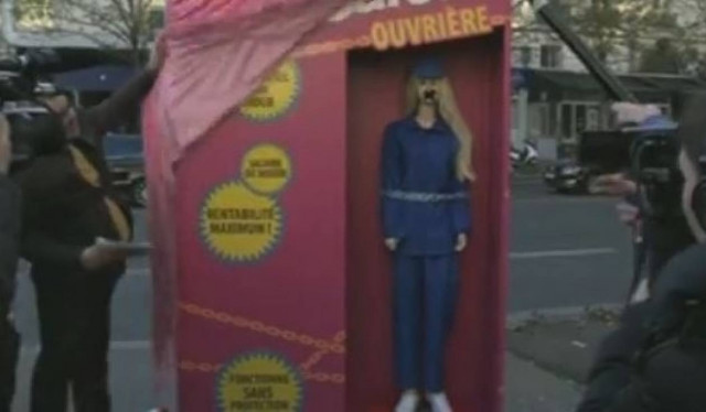 Μη κυβερνητικές οργανώσεις παρουσίασαν μια «Μπάρμπι εργάτρια»