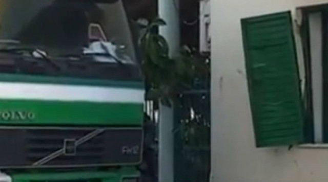 Απίστευτο ατύχημα στην Αμαλιάδα: Νταλίκα καρφώθηκε σε... σπίτι