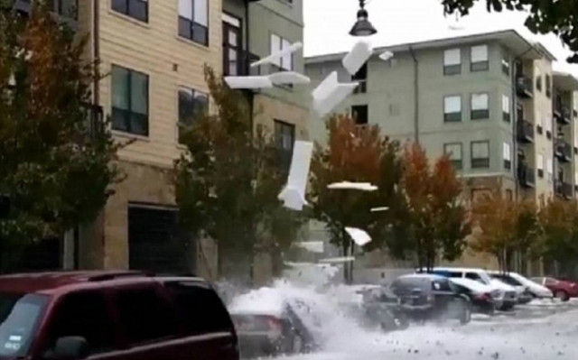 Βίντεο: Πάγος... διέλυσε μια Jaguar!