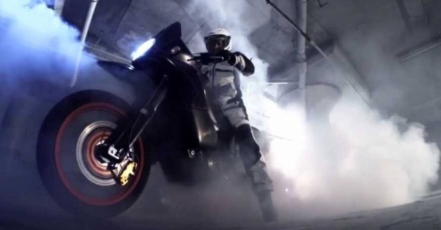 Σπινάρισμα και Burnout και των δυο τροχών σε Moto