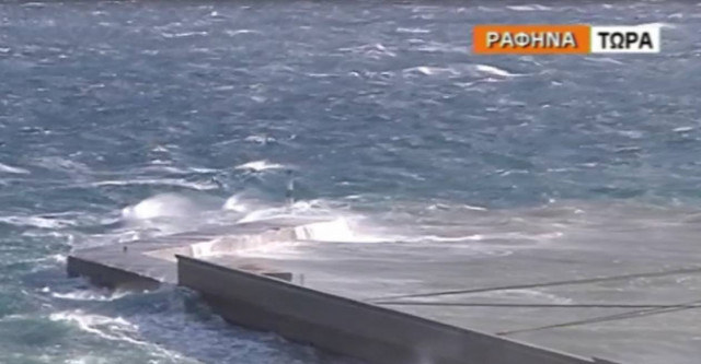 Θυελλώδεις άνεμοι στα πελάγη και απαγορευτικό απόπλου (vid)