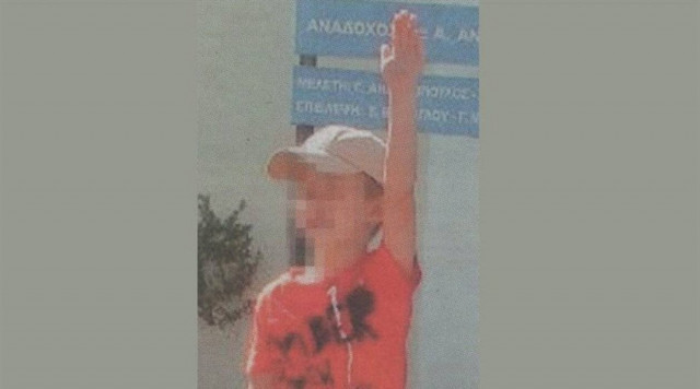 Φωτογραφία - ΣΟΚ: Ανήλικο αγόρι χαιρετάει ναζιστικά