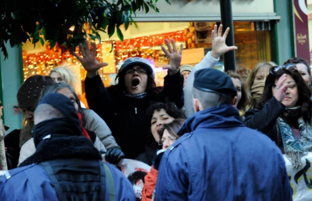 Εργαζόμενες στην καθαριότητα αποδοκίμασαν υπουργούς και τρόικα (Video)