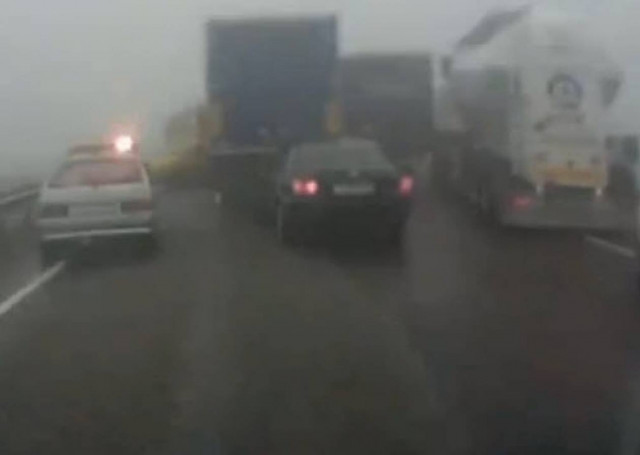 Απίστευτη καραμπόλα λόγω ομίχλης (βίντεο)