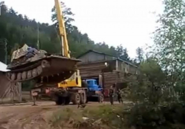 Όταν μεταφέρεις ένα τανκ, μπορεί κάτι να πάει στραβά... (βίντεο)