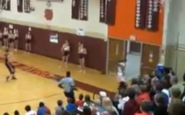 Δείτε ένα από τα πιο τρελά καλάθια που έχουν μπει στο μπάσκετ!