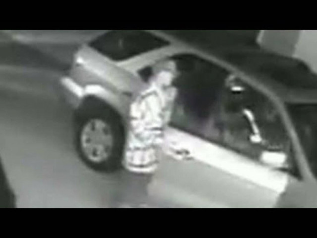 Δείτε πώς κλέφτες ανοίγουν τα αυτοκίνητα με «μυστηριώδη» συσκευή