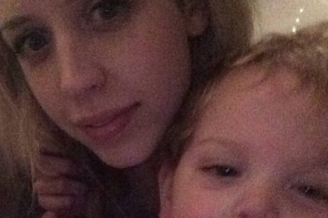 ΠΑΓΩΣΕ όταν είδε στην φωτογραφία ένα... χέρι φαντάσματος στον ώμο της