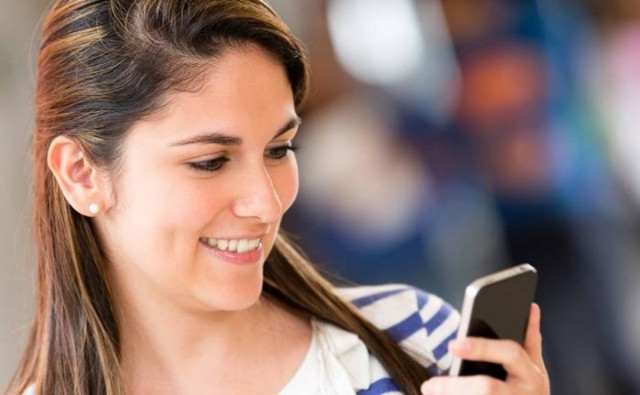 Έρευνα: Ασχολούμαστε με το κινητό ακόμη και στο sex!