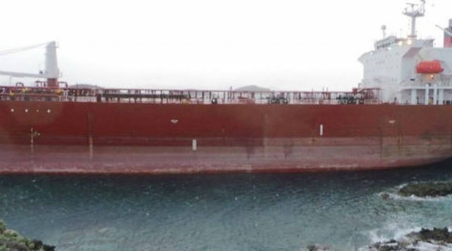 Σύρος: Προσάραξε δεξαμενόπλοιο στα βράχια