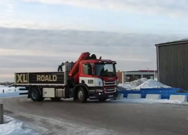 Απίστευτη μανούβρα φορτηγού σε παγωμένο δρόμο!