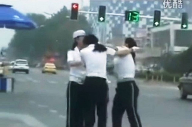 Γυναικοκαυγάς στη μέση του δρόμου (βίντεο)