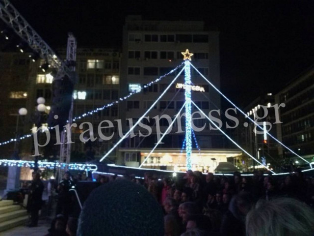 Άναψε το χριστουγεννιάτικο καράβι στο Δημ. Θέατρο Πειραιά (pics+vid)