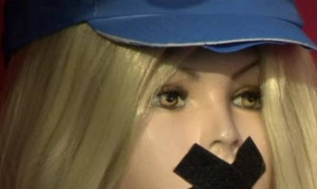 Τι γυρεύει μια Μπάρμπι ντυμένη εργάτρια στο Χριστουγεννιάτικο Παρίσι;