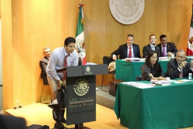 Μεξικό: Βουλευτής διαμαρτυρήθηκε κάνοντας... στριπτίζ (βίντεο)