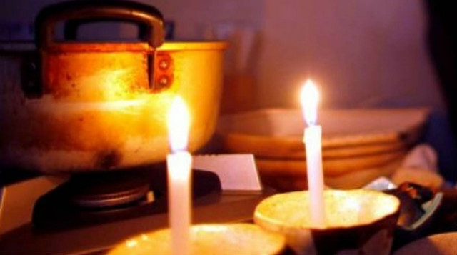 Ζουν με ένα… κερί