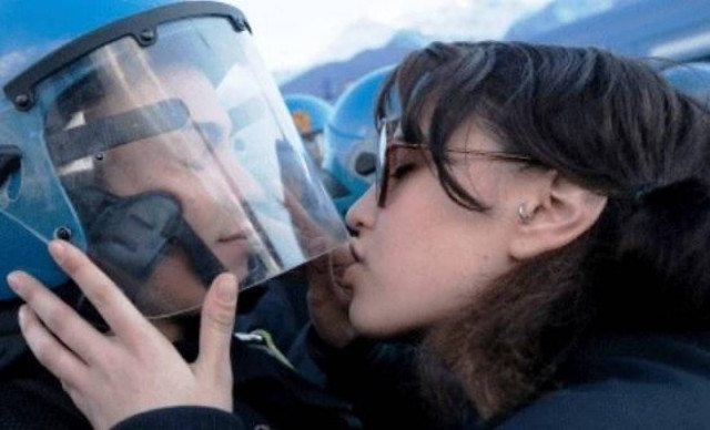 Στο εδώλιο γιατί φίλησε το κράνος αστυνομικού