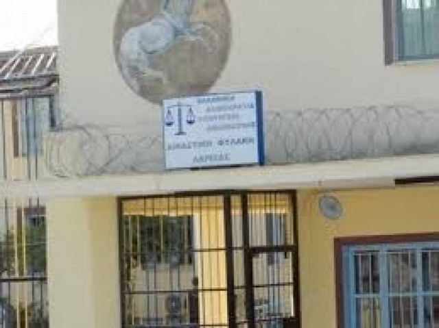 Λάρισα: Μέχρι και  μαχαίρια βρήκαν στις φυλακές