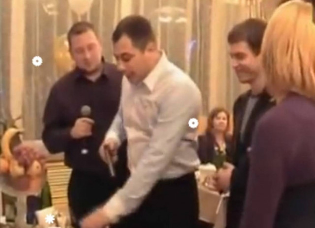 ΘΑ ΜΕΙΝΕΤΕ ΑΦΩΝΟΙ: Η ρώσικη ρουλέτα κατέληξε σε τραγωδία (vid)