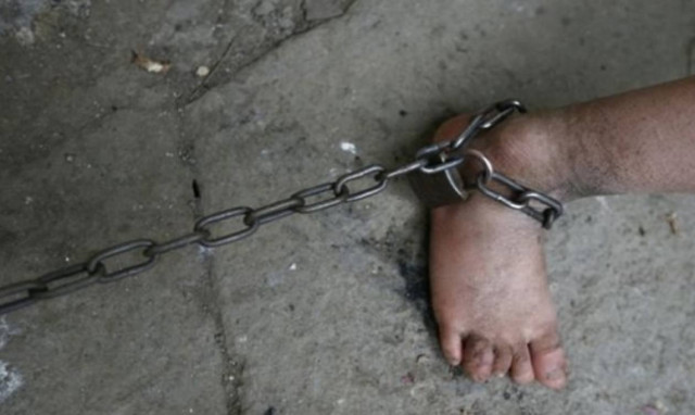 Πάτρα : Σκηνικό Κωσταλέξι - Αλυσοδένουν δεκαεπτάχρονο