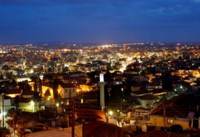 To...αποκεφαλισμένο Χριστουγεννιάτικο δέντρο της Ξάνθης (φωτό)