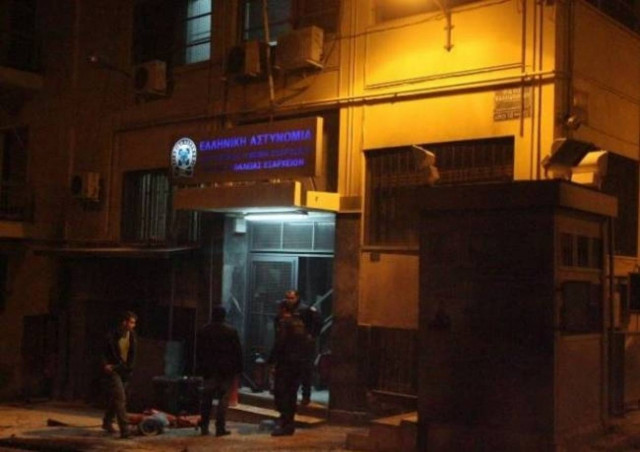 Τρεις συλλήψεις για την επίθεση στο Α.Τ. Εξαρχείων