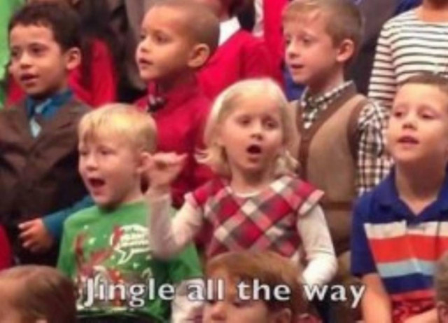 5χρονη τραγουδά στη νοηματική για τους κωφούς γονείς της! (vid)