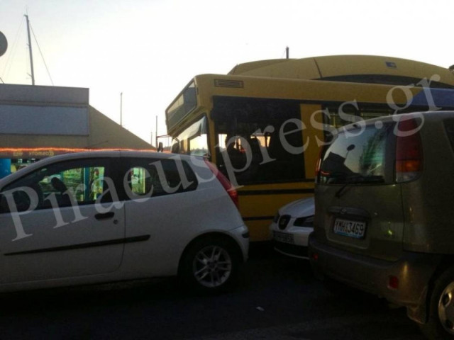 ΤΩΡΑ: Κλειστός ο δρόμος στο Πασαλιμάνι από τα διπλοπαρκαρισμένα