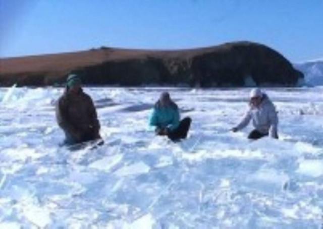 Παίζουν μουσική με την παγωμένη επιφάνεια λίμνης (vid)