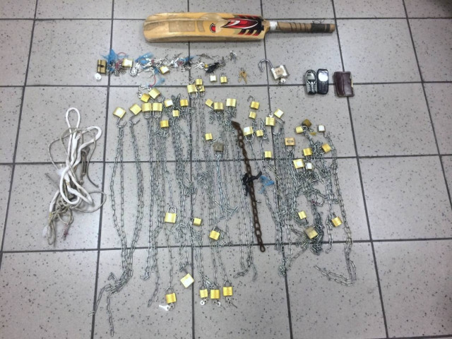 Δουλέμποροι κρατούσαν αλυσοδεμένους Σύρους μετανάστες (pics)