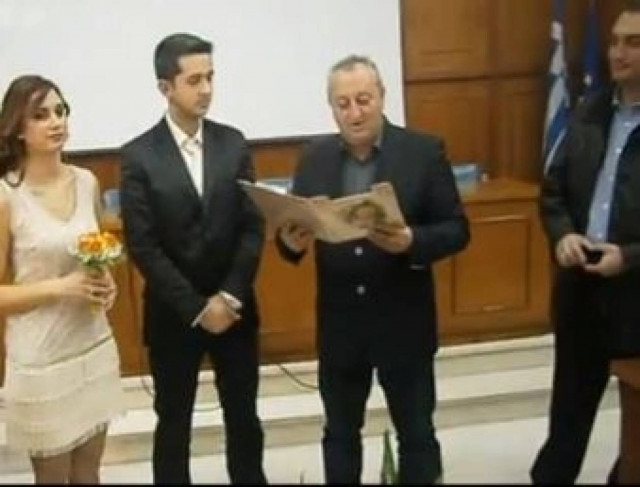 ΞΕΚΑΡΔΙΣΤΙΚΟ: Τέλεσε το γάμο με τα... δικά του λόγια (βίντεο)