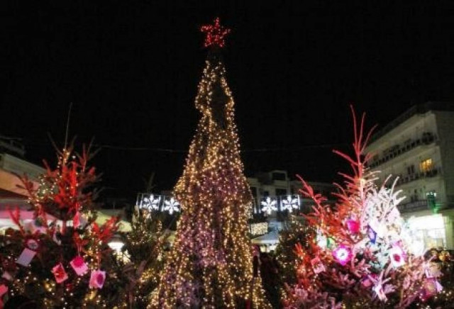 Αίγιο: Φωτίστηκαν τα «Δέντρα των Ευχών» στην Πλατεία Αγίας Λαύρας