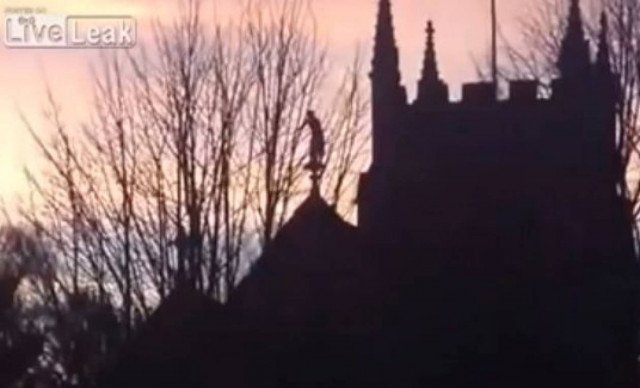 ΤΡΟΜΑΚΤΙΚΟ: Σκαρφάλωσε σε εκκλησία, παραπάτησε και έπεσε στο κενό!