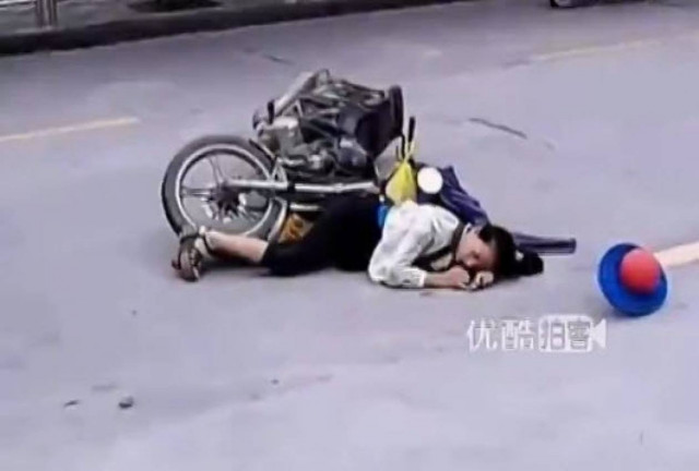 Χτύπησε με την μηχανή της και δεν πήγε κανένας να την βοηθήσει (vid)