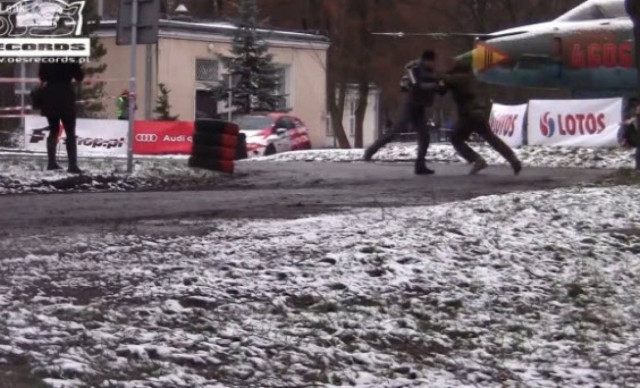 Κινδύνεψε θεατής σε αγώνα ράλι στην Τσεχία! (βίντεο)