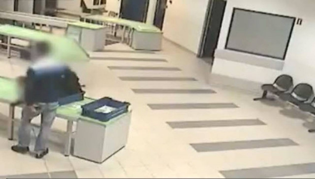 Ένας απίστευτος σεκιούριτι έπιασε μωρό στον «αέρα»! (βίντεο)