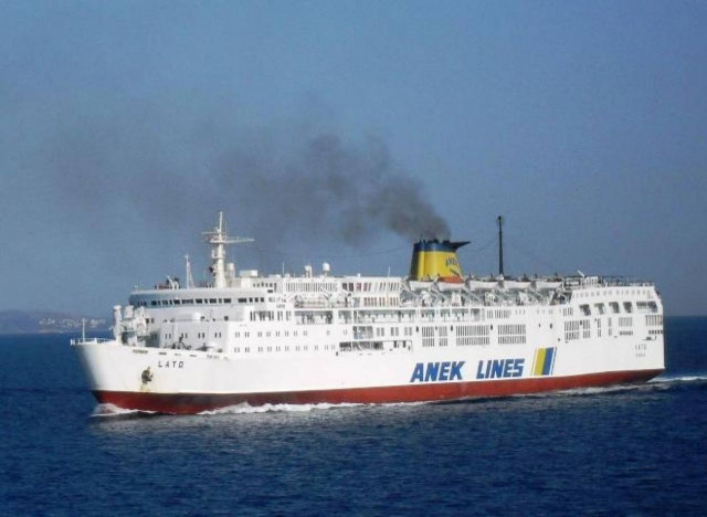 Με τη βοήθεια ρυμουλκών έδεσε το πλοίο «Λατώ» στη Σούδα