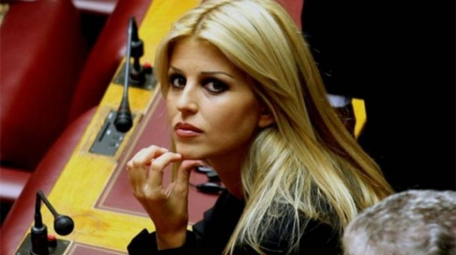 Κούκλα και με... προίκα η Έλενα Ράπτη