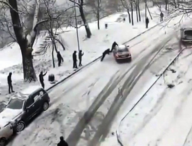 Δείτε πως σταμάτησε το μοιραίο με το... ένα χέρι! (βίντεο)