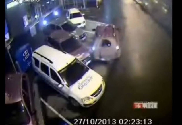 Όταν γυναίκα χάνει τον έλεγχο του οχήματος της... (βίντεο)