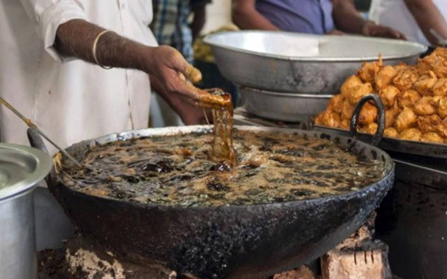 Απίστευτο: Σεφ βουτάει το γυμνό του χέρι σε... καυτό λάδι!