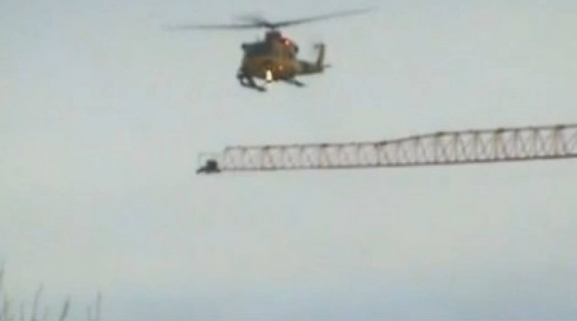 Βίντεο που κόβει την ανάσα: Απεγκλωβισμός άνδρα από γερανό