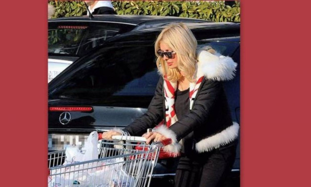 Τα ψώνια της Ελένης Μενεγάκη λίγο πριν τα Χριστούγεννα