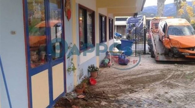 Καλαμάτα: Αυτοκίνητο «καρφώθηκε» σε νηπιαγωγείο!